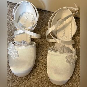 MRLOTUSNEE Girls High Heel White Flower Pearl Shoes Girls size 4.5Y NWOT